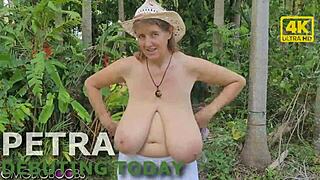 丰满裸体熟女Petra，想今晚在海滩看我的曲线吗？