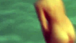 海滩偷窥金发美女在公共场合骑男人