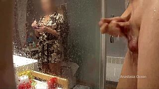 mama vitregă intră în baie în timp ce el se masturbează și se bucură să privească în scena de familie perversă