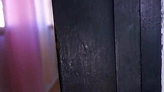 Sousedka s velkými kozami potřebuje hrubou pomoc teď. Její křivky žádají pozornost!