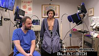 Patient rebel Wyatt stønner mens lægen sprøjter hendes fisse med cum i rollespil