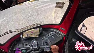 पेरूवियन लड़का अपनी मोटोटैक्सी में स्लट्टी स्कूलगर्ल 18+ को उठाता है और वह बाहर उसे चूसती है