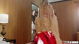 Kurvet blond milf Ainslee forfører buddreng med lingeri til dybthroat og doggystyle action