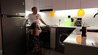 Vänners mamma får creampie bakifrån i köket efter födelsedag