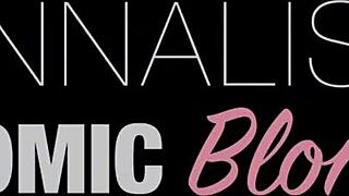 Blondinka kurba, mislim, dobila je trdo jebano od stepbra, veš?