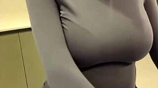 Moje nevlastní máma s velkými mléčnými kozami mě vždy přitáhne svým láskyplným dotekem venku