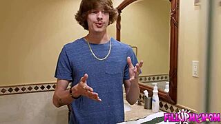 계모야, 어떻게 더 만족시켜줄까? 로렌 필립스가 털 많은 보지를 카우걸과 도기스타일로 타