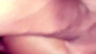 Fată albă mică 18+ se arată online