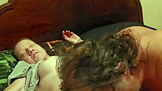 Après avoir bu toute la nuit, la chatte serrée et mouillée de cette rousse se fait utiliser fort.