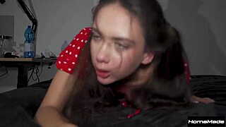 Hennes første trekant føltes sinnssykt, knuller unge 18+ som rir hele natten i hjemmelaget action