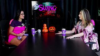 Hey, Punya Fetish Bangin Trans di Rumah Swingers? Liat Raphaela Savanah di Halloween Merah Tipis!