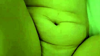 Sexy milf jezdí na jeho obličeji, dokud tvrdě necumuje... pak na tebe zírá, zatímco ji šukají doggy style