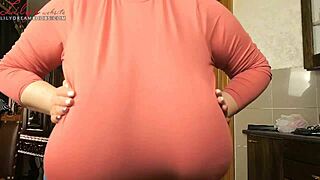 Хей, искаш ли да видиш моите огромни макромастия цици да се люлеят диво?