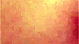 Hej, podívej na tu oblou bohyni, jak si holí nohy a kundu sama ve vaně