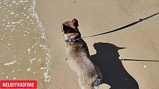 Nosim bikini med hojo po javni plaži z zrelimi seks vibracijami