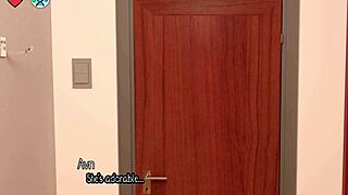 Wow, söt asiatisk tjej med små tuttar vill kyssas i Elmwood University 20 speloutfit!