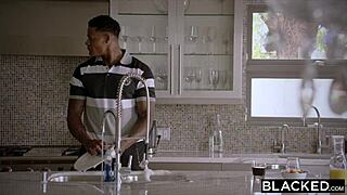 Ela Deseja Primeira Vez Interracial Missionário com Pau Monstro Negro e Mergulho Fundo na Buceta