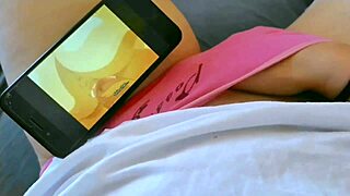 POV divoká studentka prstí těsnou kundičku brzy ráno při sledování hentai