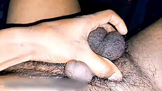 娘娘腔小伙在家炫耀超不寻常小鸡鸡