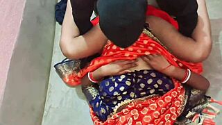 Madrastra recién casada, quieres engañar al hijastro para follar? Grandes tetas presionando esperan