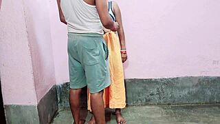 Naken svigerinne knullet hardt på kjøkkenet under vill indisk økt