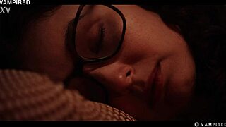 Proprietária do solar gótico vampira Tiffany Tatum domina a nerd Leana Lovings em lezdom de buceta molhada. Demônios e tetas góticas deixam selvagem! 😈