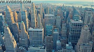 Het fru suger mannens nya boss i kurvig creampie-möte