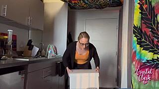 Üvey annem büyük memeleriyle üniversite taşınmama derin boğaz eylemiyle yardım ediyor.