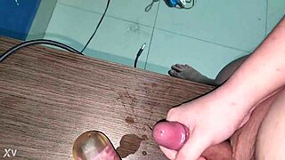 היי, אי פעם ניסית אוננות סולו כמו הבחור הברזילאי הזה עם טוויסט אסייתי?