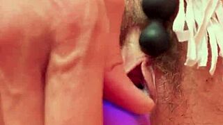 色情Nico Robin 角色扮演用玩具玩湿毛逼独奏，大喷水和奶油特写