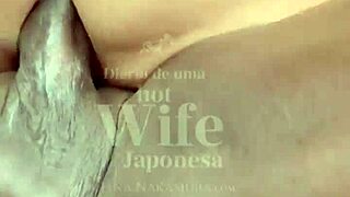 Japanische Babe lutscht mehrere Schwänze am Glory Hole in öffentlicher interrassiger Action