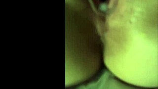 핫 고스 라티나 키티가 무릎 양말 신고 마스터에게 복종, 도그스타일 박히고 발로 자지 빨아줌