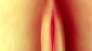 Шанди позира на пилон 3 в 3D шоу на плажа