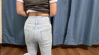 变态日本学生在狂野独奏中舔尿后