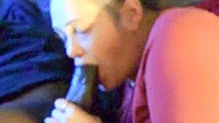 देखो मैं उसे डीपथ्रोट गॉक गॉक दे रही हूं मेरे बड़े मुंह से