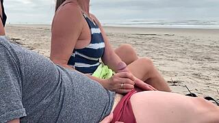 La milf mi sega davanti a tutti, eiaculazione pubblica sulla spiaggia con cazzo grosso e mostruoso 😏