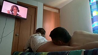 Tittar på nya Chespirito-serien med styvsyster som visar sin perfekta kropp och fetischbegär