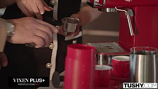 अनियंत्रित ब्लॉन्ड ऐना क्लेयर क्लाउड्स अपनी परफेक्ट राउंड गांड को उंगलियों से फाड़ती है और काउगर्ल राइडिंग में गेप करती है