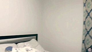 مشاركة السرير مع زوجة أبي الحارة تؤدي إلى عمل زب كبير