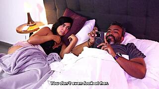 Пасынок в итоге помогает своей мачехе после того, как залез в её кровать с большими сиськами и трясущейся жопой.