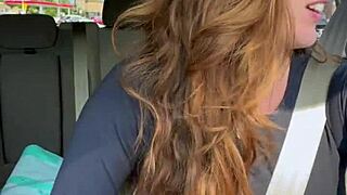 Kvinna går genom McDonald's drive thru medan hon försöker inte komma