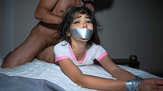 Komşuların duymaması için ağzını bantladım sert seks sırasındaki yüksek inlemelerimizi ve çığlıklarımızı