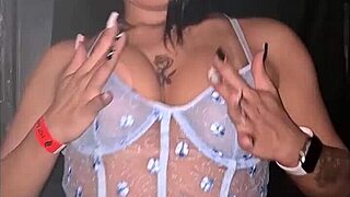 Odtáhla jsem špatného chlapa do chaty a cucala až jsem dostala mléko do pusy