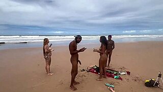 Pareja folla salvajemente en la playa