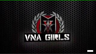 Čudovita rdečelaska Siri zapeljuje in jezdijo svoj debeli dildo v postelji 😘