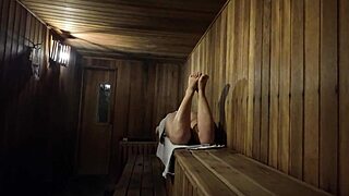 Jeg flasher min pik i den offentlige sauna med en nøgen milf der hjælper mig