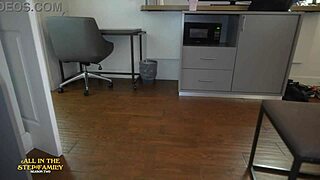 Intentando dormir en apartamento universitario de hermanastra ~ Scarlett Venom - Aitsfs2e10 Escena1of3 Gratis