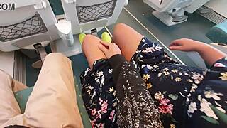 यंग 18+ मिल्फ पब्लिक ट्रेन पर