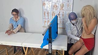 Nevlastní máma bere nevlastní dceru poprvé k gynekologovi s anime fetišem