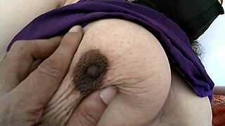 Bhabhik szőrös lábakkal, hónaljjal, puncival, hatalmas seggel és természetes nagy cicikkel